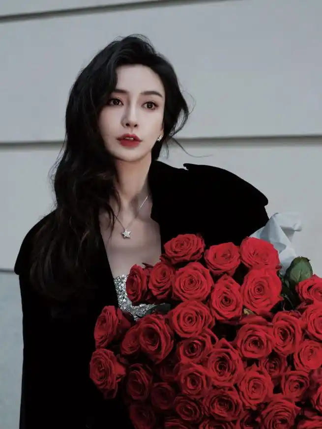 上个月杨颖的35岁生日时,她就高调晒出了很多庆生照片,状态也非常惊艳