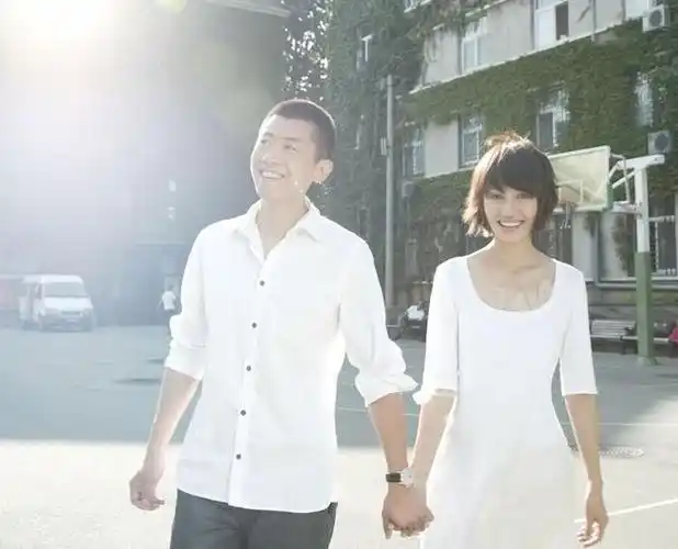 袁泉夏雨登机现身机场,黝黑皮肤似路人,10岁女儿哈哈长相随爸