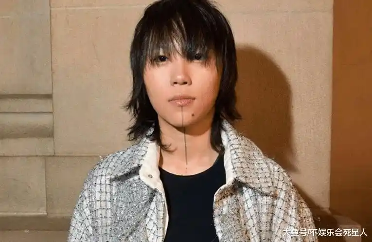 窦靖童留一头长发, 衬出不一样的女人味, 配上裙子就更迷人了