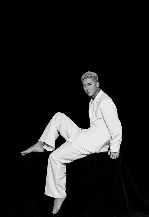 日前,前偶像团体"hit-5"成员董玉峰写真造型图释出,身穿经典白色西装