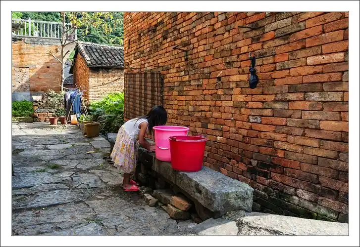 【古村里的留守小女孩摄影图片】生活摄影_太平洋电脑网摄影部落