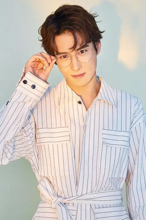 吴昊泽写真上演眼镜杀 可苏可盐狙击少女心