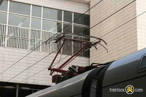 图16:crh1的受电弓