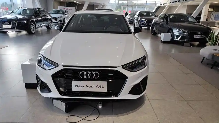 2022款奥迪a4l到店,颜值即正义,轴距2908mm,2.0t提速6.6秒!