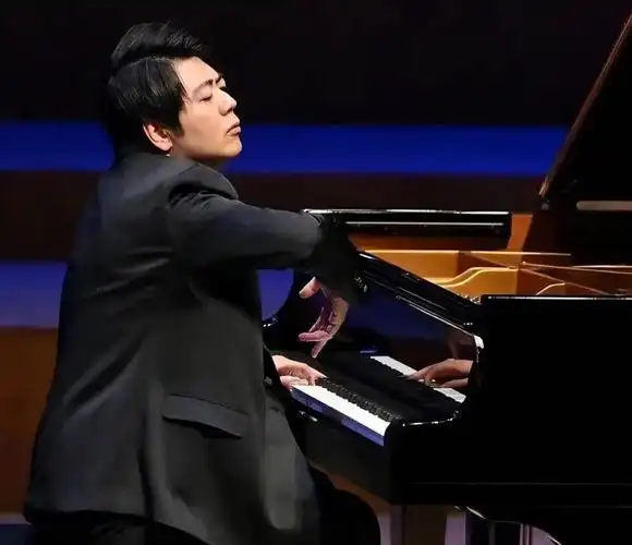 郎朗给英国学校捐赠数百架钢琴,网友怒喷"中国人是不配学钢琴?" - 知