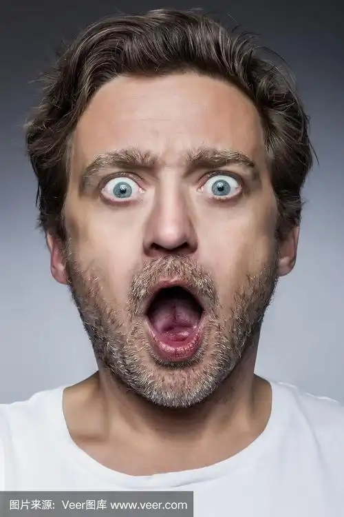 一个年轻人看起来很惊讶的特写