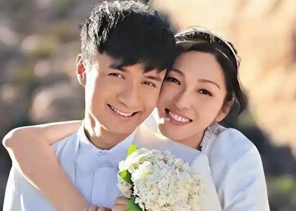 胡歌与妻子罕见同框,一同外出到超市大采购,夫妻二人分工明确_胡佳