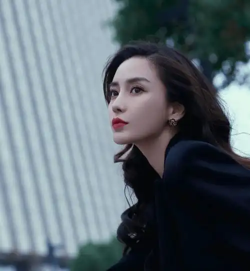 杨颖被拍到盘腿抽烟,网友这次却很心疼她_影片_画面_桂纶镁