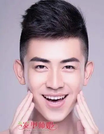 男生发型 男士短发 > 正文男人在炎热的夏日里,齐刘海的短直发在包管