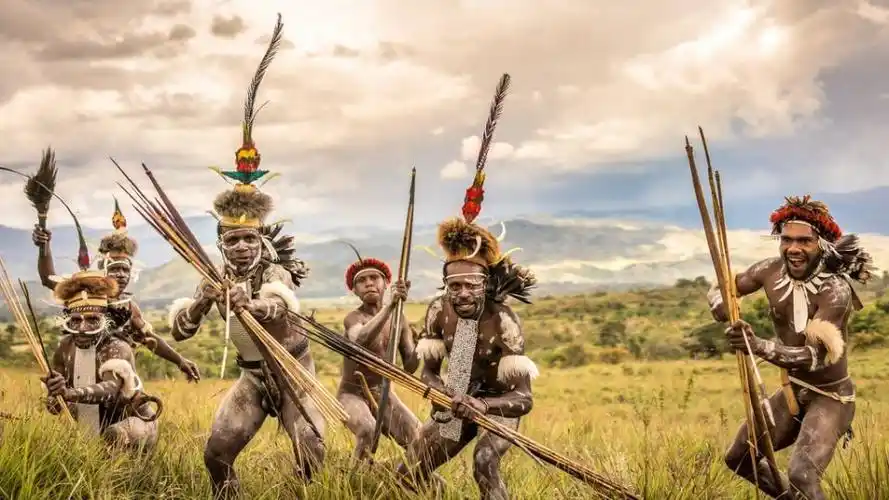 部落狩猎的场景中去:衣不遮体,手持弓箭,并且还住着原始的茅草房屋