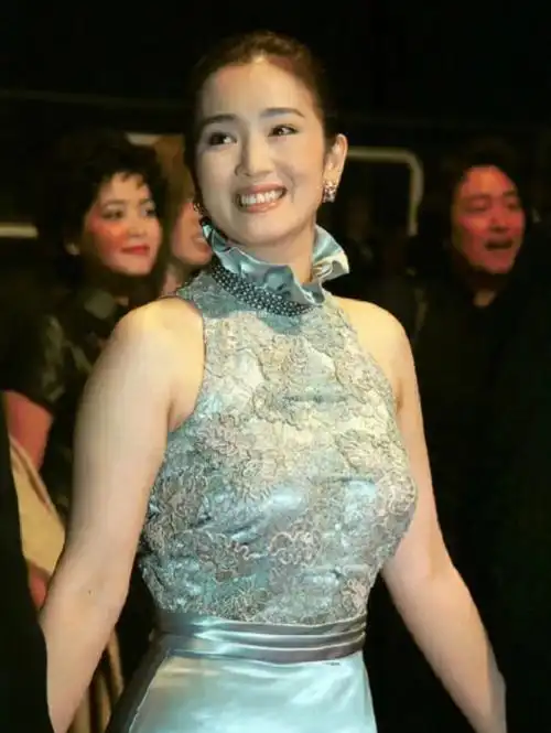 巩俐嫁老外后更丰满,体重快200斤穿旗袍太迷人,57岁别有韵味!