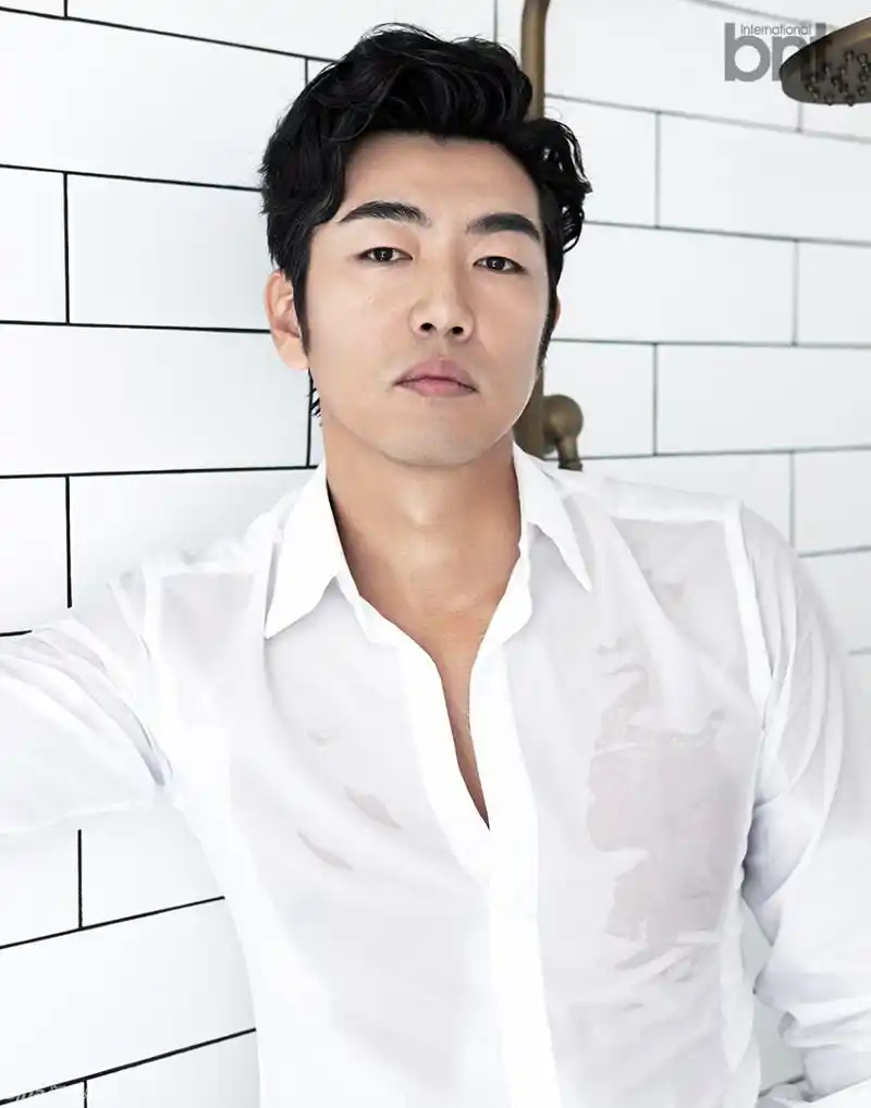 高清图:韩星李钟赫拍写真演绎"中年的品格"_高清图集_新浪网