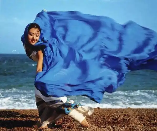 杨丽萍60岁仍保持非凡气质,年轻时更是美得出尘脱俗