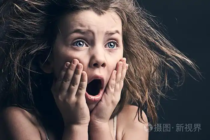 受到惊吓的孩子女孩