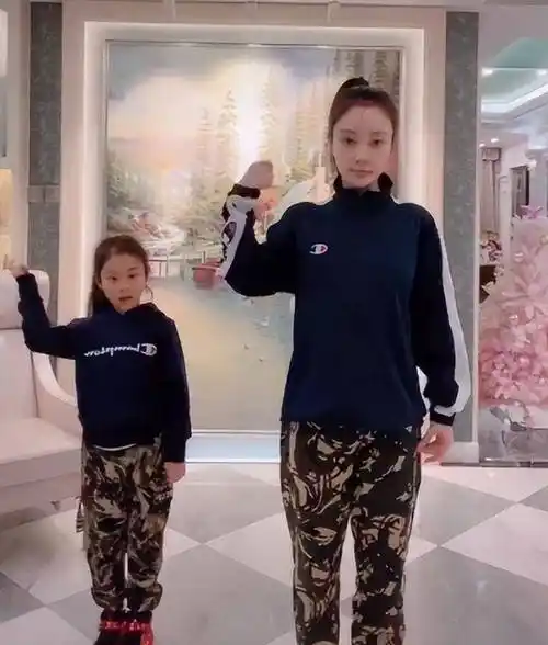 李小璐母女现身机场,9岁甜馨身高已过妈妈肩膀,肤色遗传了爸爸_孩子