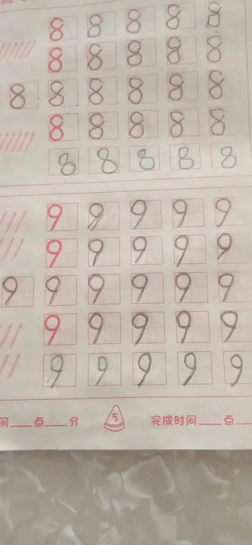 中二班停课不停学之今日小任务:在田字格本上复习《数字宝宝7》各书写