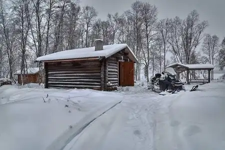 雪地小木屋带日志小屋的冬季雪景照片