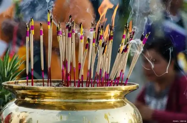 九柱香,又称作九香,九柱,九节香,是一种常见的香品,象征着对佛菩萨的