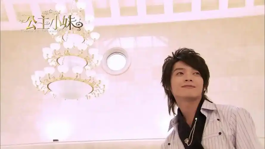 为您推荐: 公主小妹南风瑾破例被录取,二人买廉价红酒庆祝,简单却