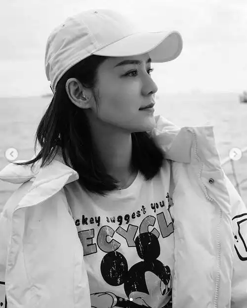 组图:林峯娇妻张馨月晒游艇自拍 短袖搭配白色棒球帽活力十足