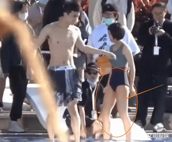 张子枫和吴磊在泳池拍戏穿泳衣身材太惹眼无精修腿围认真的