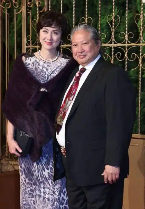 洪金宝老婆剪短发有点显老,但混血气质丝毫没变,穿衣显得好富贵