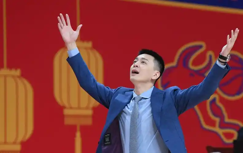 2月5日,辽宁本钢队主教练杨鸣在比赛中.