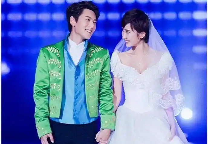 清晰地显示了陈翔带江铠同回家的画面,紧接着便是毛晓彤独自离开的