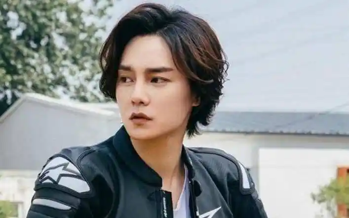 从歌手跨行当演员,当过郭京飞助理,三次合作沈腾走红_尹正_话剧_角色