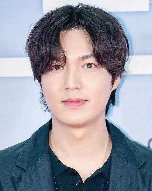 李敏镐晒近照成功瘦出紧致的下颌线却引来网友调侃他有点老了