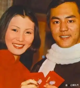 虽然比狄龙年轻很多,但她的穿着打扮却显得比同龄人更为成熟.