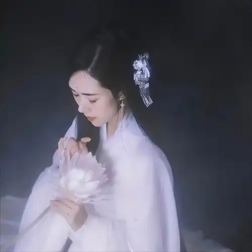 纯黑背景的古风仙气女神唯美摄影qq头像