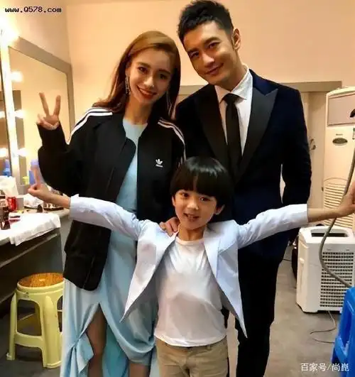 angelababy带娃不停刷手机,和小海绵互动曝真实母子情