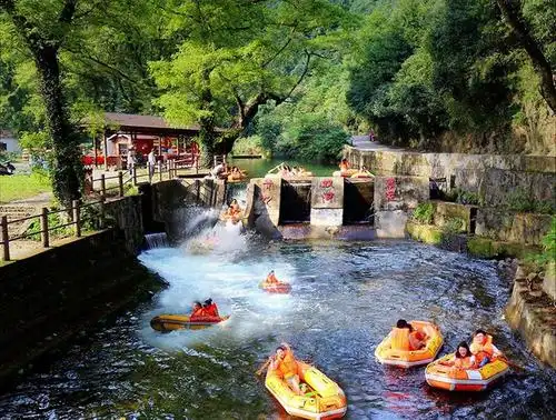 作品名称: 乐在水中  作品描述: 拍摄于美丽的宁国市青龙双河漂流区