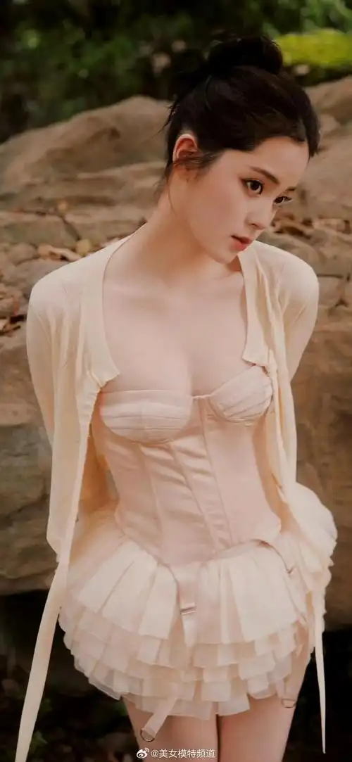 欧阳娜娜户外甜美写真