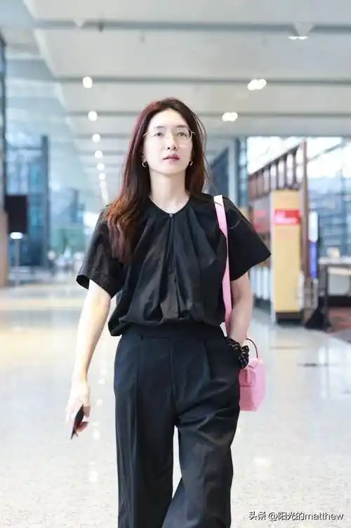 街拍:江疏影一身黑色短袖上衣 黑裤子 粉色斜挎包轻松低调_上海_机场