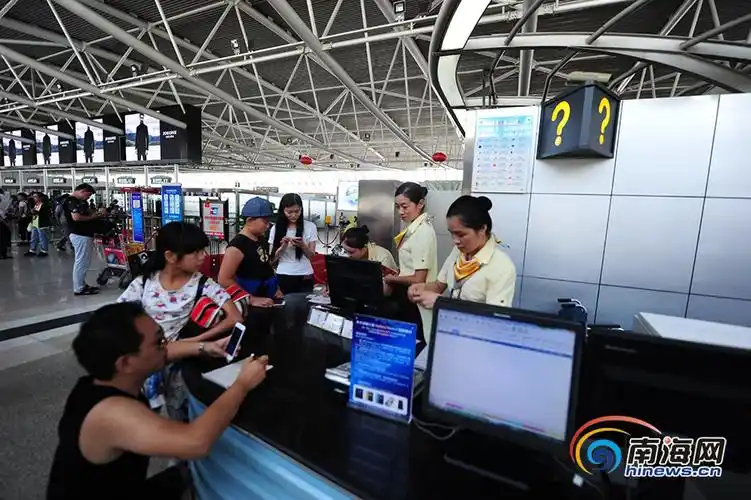 10月7日,乘客在三亚凤凰国际机场办理登机手续.