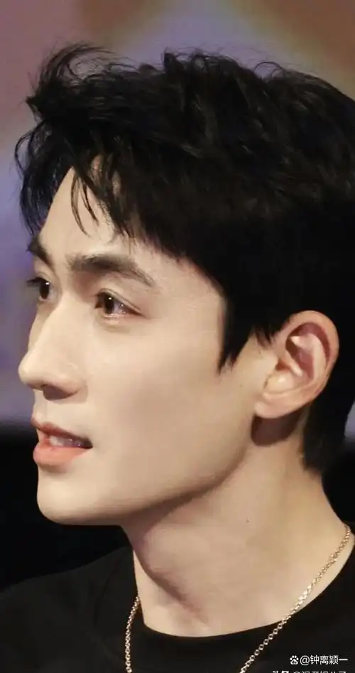 看了朱一龙刚出道的照片终于知道为啥他当时能一己之力抗韩流了