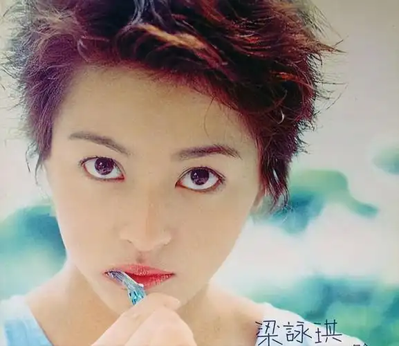 梁咏琪作为影音双栖的著名女星,其标志性的形象就是一头"短发".