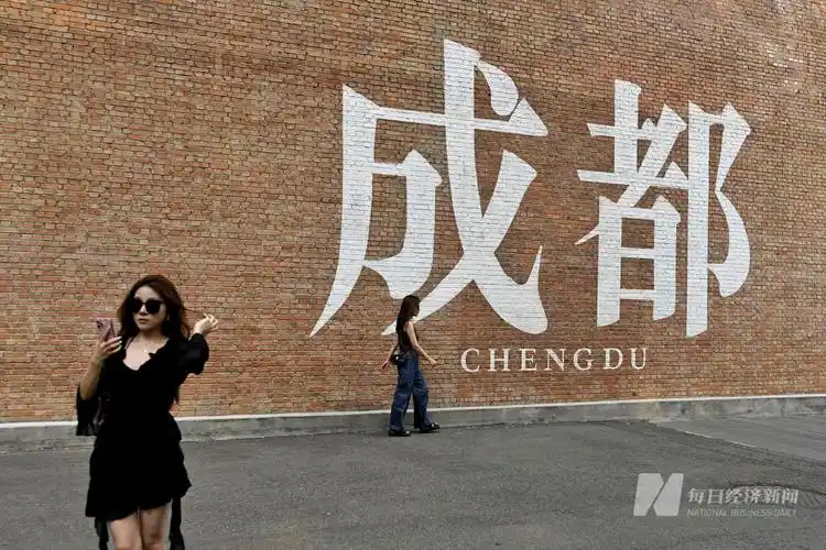 外地游客打卡位于东郊记忆的"网红墙" 图片来源:每经记者 谢陶 摄