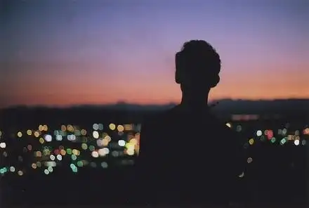 喜欢孤独的句子,喜欢孤独的句子说说心情(一个人孤单励志的名言)