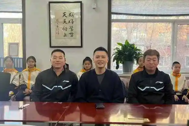 杨鸣离婚后首次现身采访:被任命为沈阳形象大使,推广沈阳旅游业