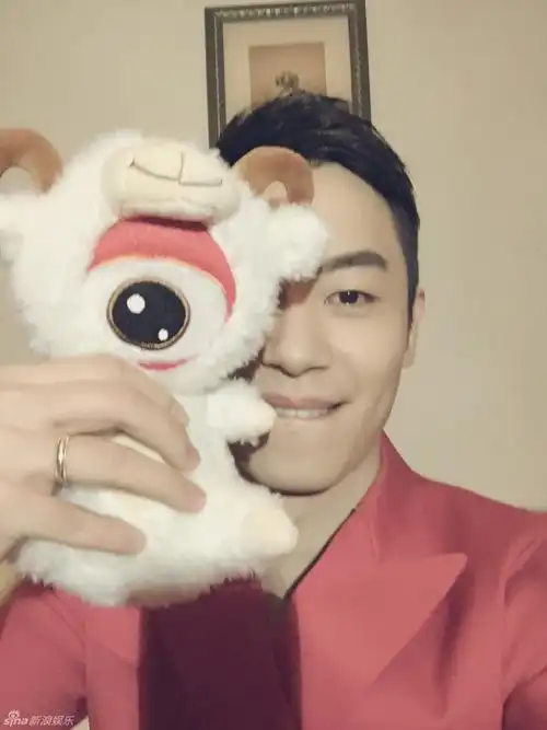 跟着春晚明星学自拍 谁才是最牛自拍达人