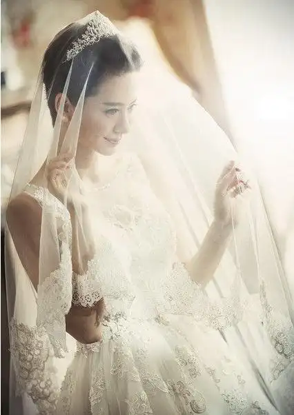 不过戚薇本身就颜值也高呀,虚化背景突出人物,好像就是韩式婚纱的特色