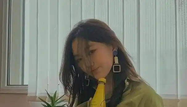 18岁李嫣近照曝光嘴唇疤痕全消失气场强大身材高挑特像王菲