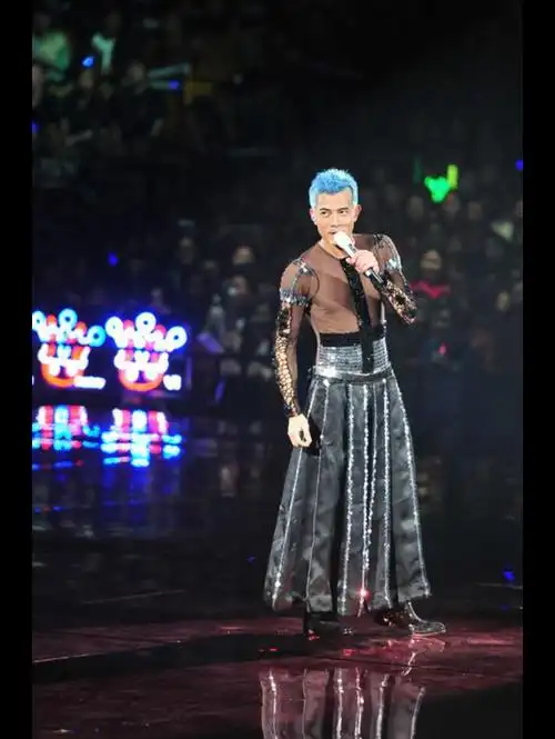 明星演唱会,天王郭富城演唱会现场热情献唱就很棒哦!