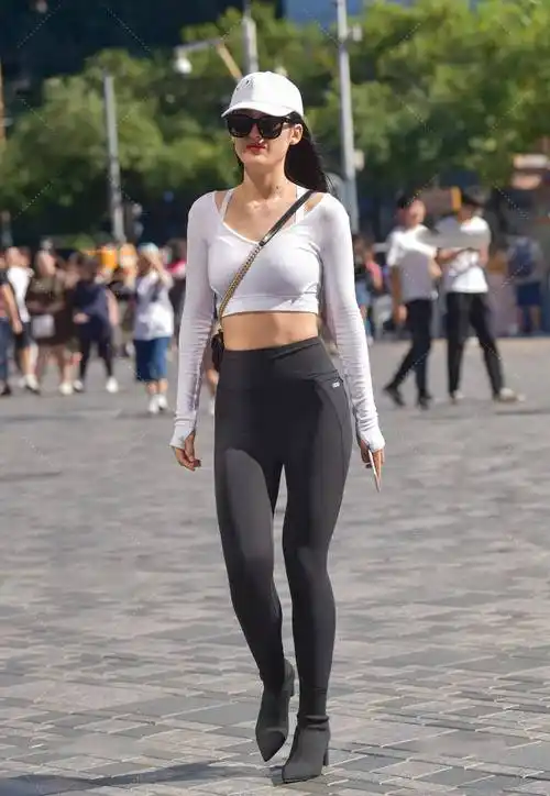 时尚风运动裤穿搭,时尚俏丽又飒又美,让你重新认识瑜伽裤_酷帅_设计