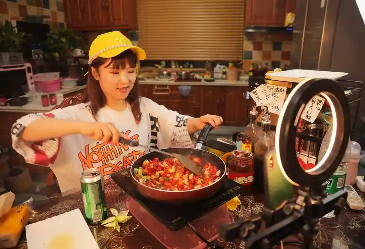 每100个中国人就有1人专职网络主播:直播经济的新时代!