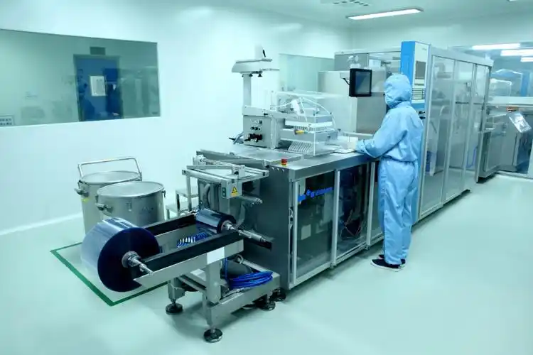 工作人员正在使用自动化生产设备