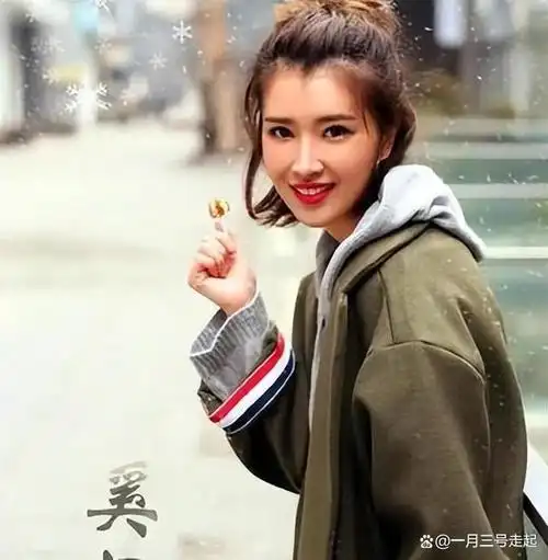演员奚望:在继父刘之冰支持下离婚,带着女儿的她,现在怎样了?